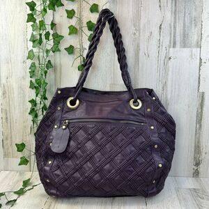 ROXBURY large shoulder bag is designed of stuffed diamond quilted purse